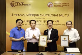 Ông Hà Sỹ Đồng (thứ hai từ trái sang), Phó Chủ tịch Ủy ban Nhân dân tỉnh Quảng Trị trao giấy chứng nhận đầu tư cho Chủ tịch Hội đồng quản trị kiêm Tổng giám đốc Tập đoàn T&T Group Đỗ Quang Hiển (thứ hai từ phải sang). (Nguồn: Vietnam+) 