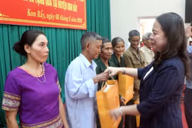 Hình ảnh Quyền Chủ tịch nước tặng quà các hộ nghèo ở Kon Tum