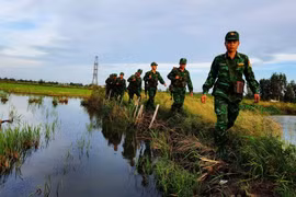 Cán bộ chiến sỹ Đồn biên phòng Vĩnh Nguơn (An Giang) tuần tra trên tuyến biên giới để chống buôn lậu. (Ảnh: Công Mạo/TTXVN)