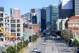 Các phương tiện di chuyển trên đường phố tại Wellington, New Zealand, ngày 9/6/2020. (Ảnh: THX/TTXVN) 