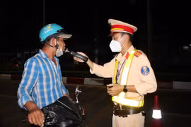 Lực lượng Cảnh sát Giao thông kiểm tra nồng độ cồn ngẫu nhiên đối với người điều khiển phương tiện tham gia giao thông. (Ảnh: TTXVN phát)