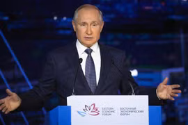 Tổng thống Nga Vladimir Putin phát biểu tại phiên họp toàn thể của Diễn đàn Kinh tế phương Đông tại Vladivostosk ngày 3/9/2021. (Ảnh: AFP/TTXVN) 