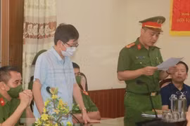 Ông Đỗ Đức Lưu, Giám đốc CDC Nam Định, nghe công an tống đạt các quyết định khởi tố bị can, bắt tạm giam trước đó do liên quan tới Việt Á. (Nguồn: Người Lao Động) 