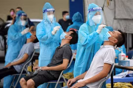 Lấy mẫu xét nghiệm COVID-19. (Ảnh: Thành Đạt/TTXVN)