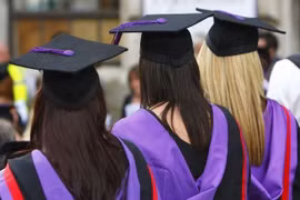 Luật hiện hành cho phép các sinh viên sau tốt nghiệp học các khóa học 9 tháng hoặc lâu hơn có thể đưa theo bạn đời hoặc con cái tới Anh. (Nguồn: Yahoo)