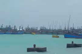 Tàu thuyền tránh trú bão số 9 tại âu tàu của đảo Song Tử Tây, Trường Sa, Khánh Hòa. (Nguồn: TTXVN phát) 