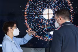 Bộ trưởng Quốc phòng Đức Annegret Kramp-Karrenbauer trao đổi với một quan chức quân đội. (Nguồn: DPA) 