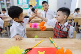 Học sinh lớp 1 trường Tiểu học Thăng Long, quận Hoàn Kiếm bày tỏ sự thích thú với môi trường học mới. (Ảnh: Thanh Tùng/TTXVN) 