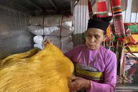 Người phụ nữ Mường đam mê giữ gìn nghề dệt vải thổ cẩm truyền thống