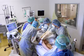 Điều trị cho bệnh nhân nhiễm COVID-19 tại bệnh viện ở Magdeburg, Đông Đức. (Ảnh: AFP/TTXVN) 