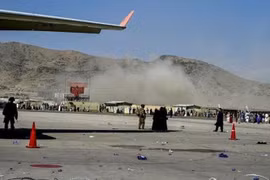 Khói bốc lên gần hiện trường một vụ nổ ở sân bay Kabul, Afghanistan, ngày 26/8/2021. (Ảnh: IRNA/TTXVN) 