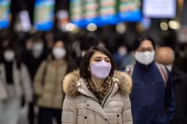 Người dân đeo khẩu trang phòng dịch COVID-19 tại Tokyo, Nhật Bản. (Ảnh: AFP/TTXVN) 