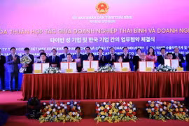 Lễ ký kết thỏa thuận ghi nhớ hợp tác giữa doanh nghiệp Thái Bình và Hàn Quốc. (Ảnh: Thế Duyệt/TTXVN)
