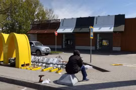Dỡ bỏ một cửa hiệu McDonald's tại Nga. (Nguồn: Reuters)