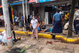 Người dân trợ giúp nạn nhân bị thương sau vụ nổ bom ở thành phố Yangon, Myanmar, ngày 31/5/2022. (Ảnh: AFP/TTXVN) 