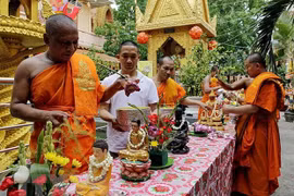 Lễ Chol Chnam Thmay là lễ Tết lớn nhất của người Khmer, diễn ra 3 ngày liên tiếp tính theo lịch cổ truyền của dân tộc Khmer tức là vào đầu tháng Chét của người Khmer. (Ảnh: Thế Anh/TTXVN) 
