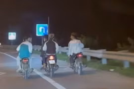 Gần 20 thanh, thiếu niên vác dao, kiếm đi xe máy lạng lách trong đêm