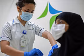 Tiêm vắcxin ngừa bệnh viêm đường hô hấp cấp COVID-19 cho người dân tại Dubai, UAE, ngày 23/12/2020. (Nguồn: AFP/TTXVN) 