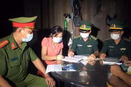 Lực lượng Đồn Biên phòng Hồ Le và Công an xã Ia Dal, huyện Ia H’Drai (Kom Tum) tuyên truyền, vận động người dân ký cam kết thực hiện các biện pháp phòng dịch COVID-19 và xuất, nhập cảnh trái phép. (Ảnh: Khoa Chương/TTXVN) 