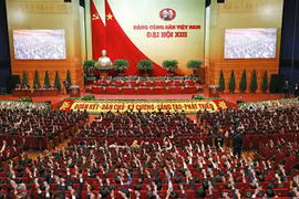 Các đại biểu biểu quyết, thông qua Nghị quyết Đại hội XIII của Đảng. (Nguồn: TTXVN) 