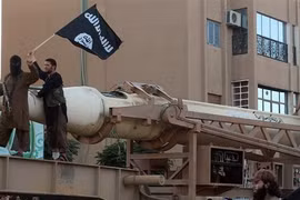 Các tay súng Nhà nước Hồi giáo (IS) tự xưng tại thành phố Raqa, Syria, ngày 30/6/2014. (Ảnh: AFP/TTXVN)