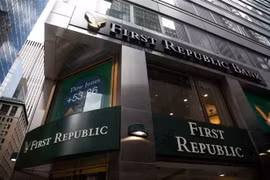 Chi nhánh ngân hàng First Republic ở New York, Mỹ ngày 1/5/2023. (Ảnh: THX/TTXVN)