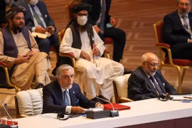 Trưởng đoàn đàm phán của Chính phủ, Chủ tịch Hội đồng hòa giải tối cao Afghanistan Abdullah Abdullah (trái) trong cuộc đàm phán ở Doha, Qatar ngày 12/9/2020. (Nguồn: AFP/TTXVN) 