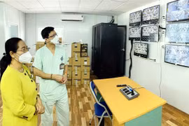 Bà Nguyễn Thị Lệ, Chủ tịch Hội đồng Nhân dân Thành phố thăm hỏi, động viên cán bộ, y bác sỹ bệnh viện Hữu nghị Việt-Đức đang tham gia hỗ trợ công tác phòng, chống dịch tại Thành phố Hồ Chí Minh. (Ảnh: Xuân Khu/TTXVN) 