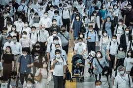 Người dân đeo khẩu trang phòng dịch COVID-19 tại Tokyo, Nhật Bản. (Ảnh: AFP/TTXVN) 