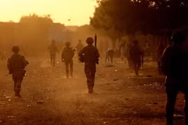 Binh sỹ Pháp tham gia chiến dịch Barkhane tuần tra trên đường phố tại Gao, Mali, ngày 4/12/2021. (Ảnh: AFP/TTXVN)
