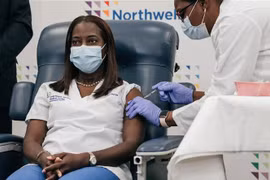 Tiêm vaccine phòng COVID-19 cho một y tá tại trung tâm y tế Long Island ở New York, Mỹ. (Ảnh: THX/TTXVN) 