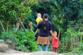 Hình ảnh những "bà mẹ trẻ" không hiếm gặp tại những vùng sâu, vùng xa. (Ảnh: Nam Thái/TTXVN)