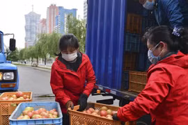 Người dân đeo khẩu trang phòng dịch COVID-19 tại Bình Nhưỡng, Triều Tiên, ngày 16/5/2022. (Ảnh: Kyodo/TTXVN) 