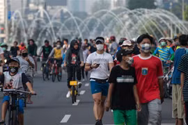 Người dân đeo khẩu trang phòng lây nhiễm COVID-19 tại Jakarta, Indonesia, ngày 14/6/2020. (Nguồn: THX/TTXVN) 