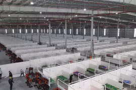 Giường bệnh chuẩn bị thu dung điều trị bệnh nhân COVID-19 tại Bệnh viện dã chiến Thới Hòa ( thị xã Bến Cát, tỉnh Bình Dương). (Ảnh: TTXVN) 