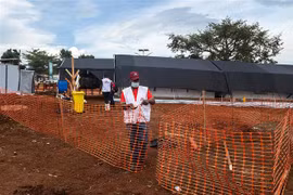 Nhân viên y tế làm việc tại khu vực cách ly dành cho bệnh nhân Ebola ở Mubende, Uganda, ngày 24/9/2022. (Ảnh: AFP/TTXVN) 
