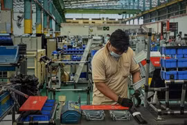 Công nhân làm việc trong một nhà máy ở Malaysia. (Nguồn: malaysianow.com) 