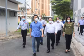Phó Thủ tướng Vũ Đức Đam kiểm tra hoạt động tại Khu cách ly tập trung Trường Cao đẳng Y tế Đồng Nai (thành phố Biên Hòa, Đồng Nai). (Ảnh: Lê Xuân/TTXVN) 