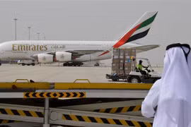 Máy bay của hãng hàng không Emirates tại sân bay quốc tế ở Dubai ngày 2/3/2020. (Nguồn: AFP/TTXVN) 