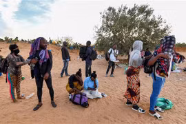 Người di cư tập trung tại Hmayzia, trước khi vượt biển sang Italy, ngày 3/10/2022. (Ảnh: AFP/TTXVN)
