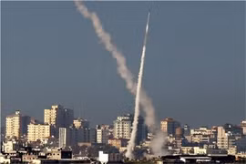 Hàng chục quả rocket được phóng từ Dải Gaza sang lãnh thổ Israel ngày 12/5/2023. (Ảnh: IRNA/TTXVN)