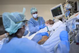 Nhân viên y tế điều trị cho bệnh nhân COVID-19 tại bệnh viện ở Brussels, Bỉ, ngày 6/4/2021. (Ảnh: AFP/TTXVN) 