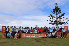 Các tay golf tham dự giải đấu “Tết Cup 2024” và tham gia sự kiện gây quỹ từ thiện. (Ảnh: Thanh Tú/TTXVN)