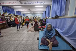 Các gia đình Palestine trú ẩn tại một trường học của Liên hợp quốc ở thành phố Gaza sau khi rời bỏ nhà ở thị trấn Beit Lahia. (Ảnh: AFP) 