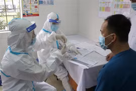 Đội ngũ y, bác sỹ thực hiện tiêm vaccine COVID-19 tư vấn cho người được tiêm vaccine COVID-19 về tác dụng, lợi ích của việc sử dụng vaccine và giải thích những phản ứng có thể gặp sau tiêm. (Ảnh: Xuân Tiến/TTXVN) 