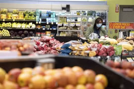 Khách hàng mua sắm tại một siêu thị ở Millbrae, California, Mỹ. (Ảnh: THX/TTXVN)