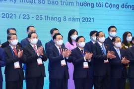 Chủ tịch Quốc hội Vương Đình Huệ cùng Đoàn đại biểu Quốc hội Việt Nam với các đại biểu chụp ảnh chung tại Lễ khai mạc AIPA 42. (Ảnh: Nguyễn Điệp/TTXVN) 