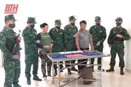 Hai đối tượng cùng tang vật. (Nguồn: Báo Thanh Hóa)