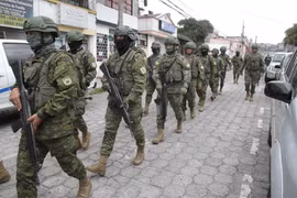 Cảnh sát Ecuador tuần tra tại Quito, sau khi Tổng thống Daniel Noboa ban bố tình trạng "xung đột vũ trang trong nước," ngày 9/1/2024. (Ảnh: THX/TTXVN)