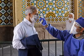 Kiểm tra thân nhiệt phòng lây nhiễm COVID-19 tại Tehran, Iran. (Nguồn: AFP/TTXVN) 